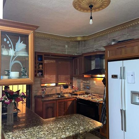 Famous House Apartment Ирбид Екстериор снимка