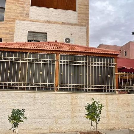 Famous House Apartment Ирбид Екстериор снимка