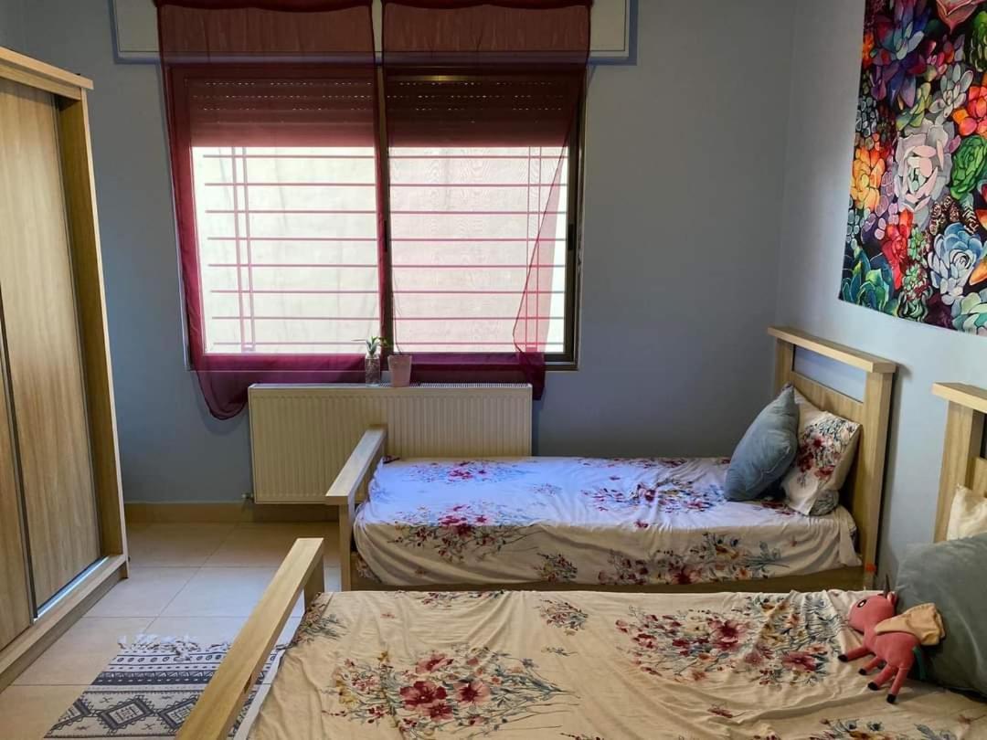Famous House Apartment Ирбид Екстериор снимка