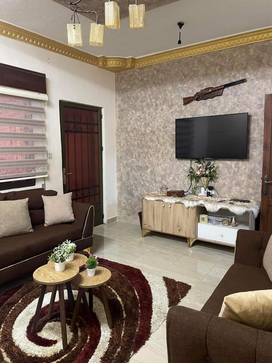 Famous House Apartment Ирбид Екстериор снимка