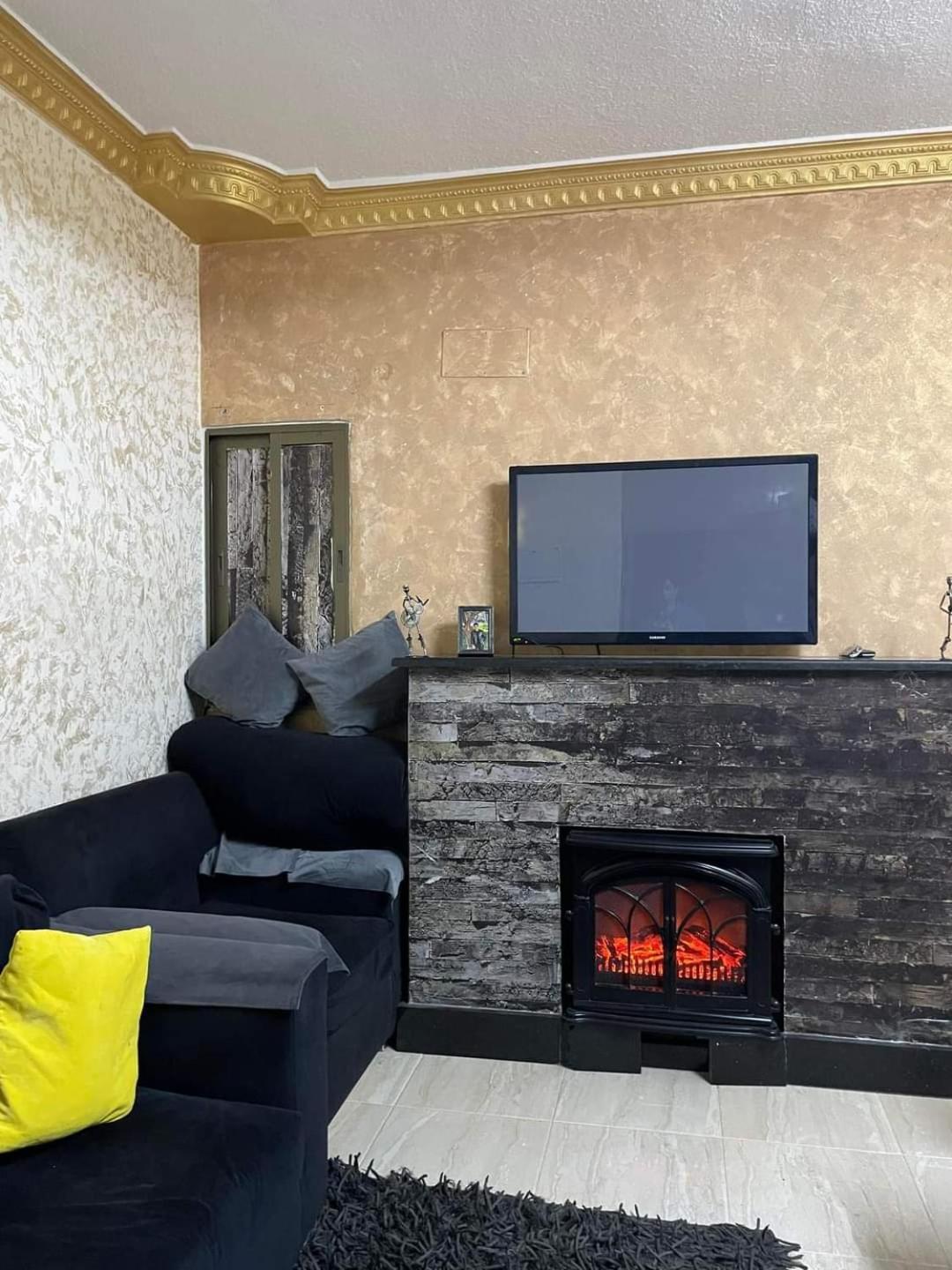 Famous House Apartment Ирбид Екстериор снимка
