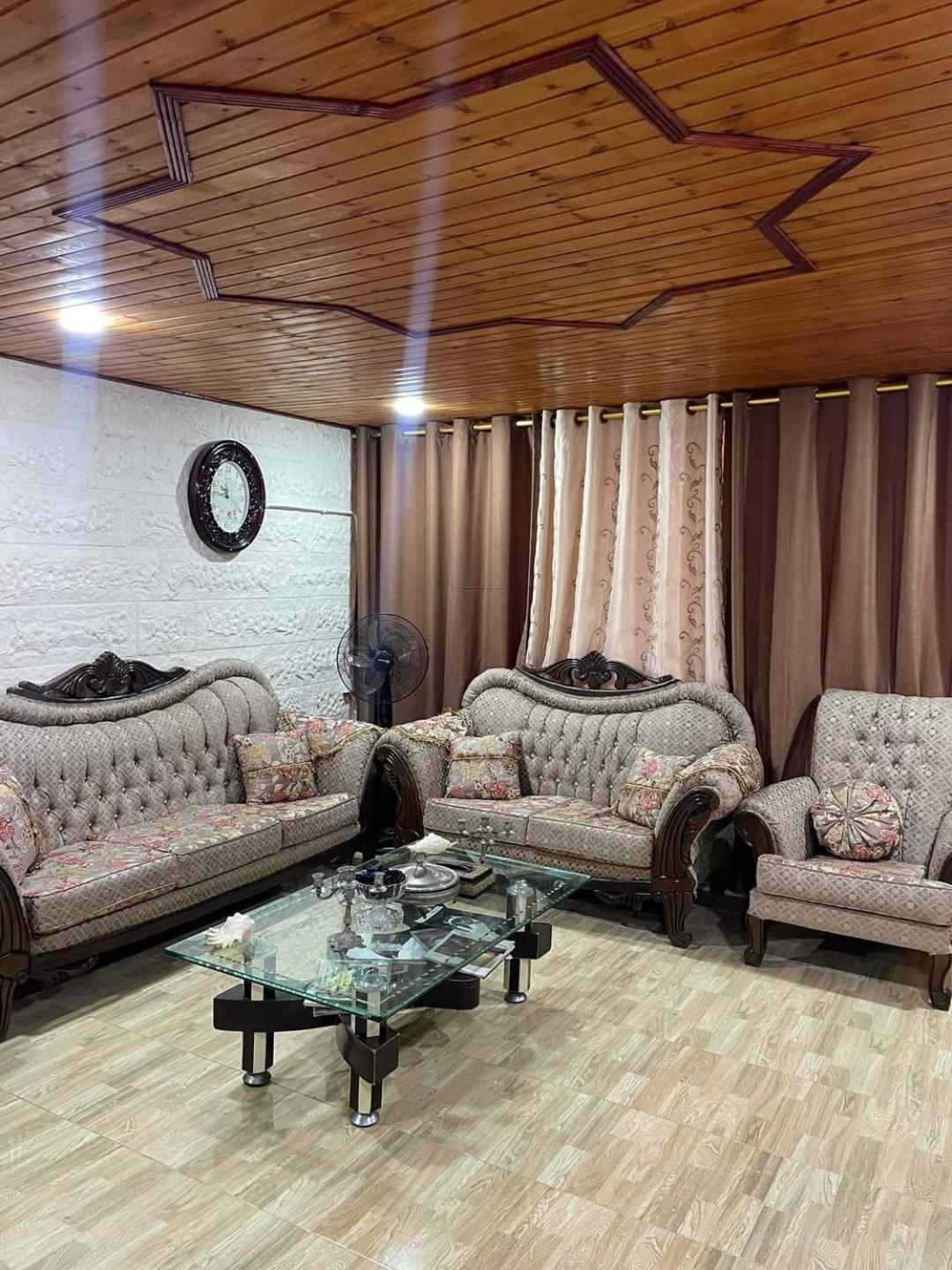 Famous House Apartment Ирбид Екстериор снимка